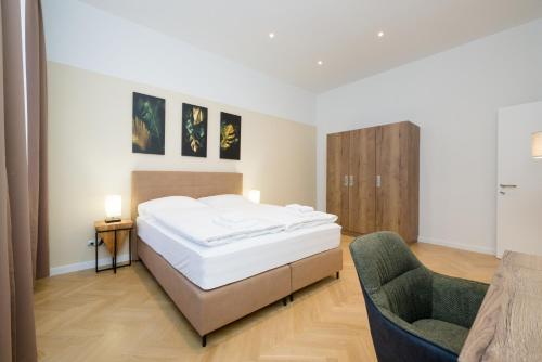 维也纳维也纳住宿佩兹1170号公寓的一间卧室配有一张床和一把椅子