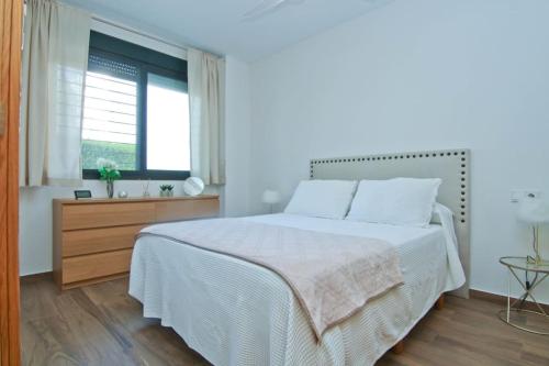 福恩吉罗拉Loft Miramar的白色的卧室设有一张大床和一个窗户