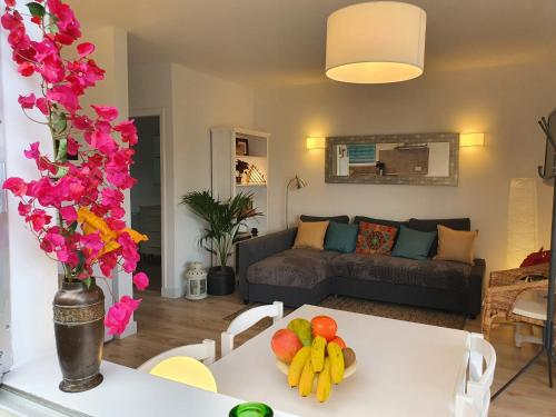 拉克鲁斯Cozy and intimate bungalow in Puerto de la Cruz的客厅配有带水果的桌子