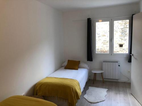 FrajénCasita Mondoto, encanto en el Pirineo的一间小卧室,配有床和窗户