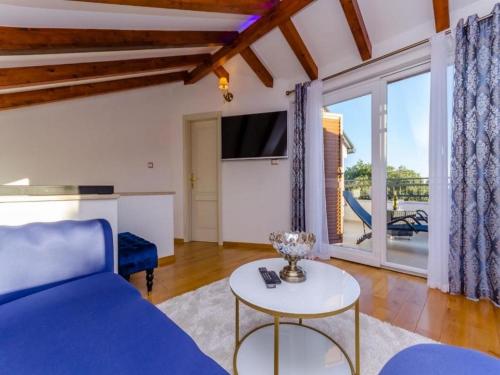 拉扎尼Villa Antica的客厅配有蓝色的沙发和桌子