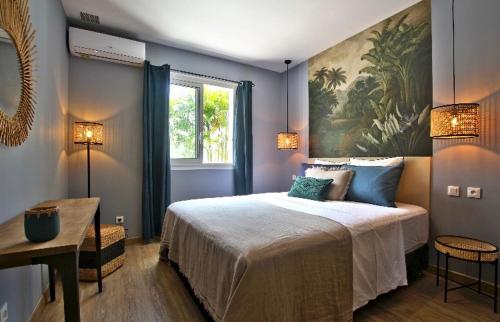 埃唐萨莱莱班海滩Kaz Vavang magnifique villa 4 ETOILES的卧室配有一张大床,墙上挂有绘画作品