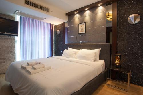 曼谷Sha2bedrooms Ensuite3baths Bangkok Downtown Mrt的一间卧室配有一张带白色床单的大床