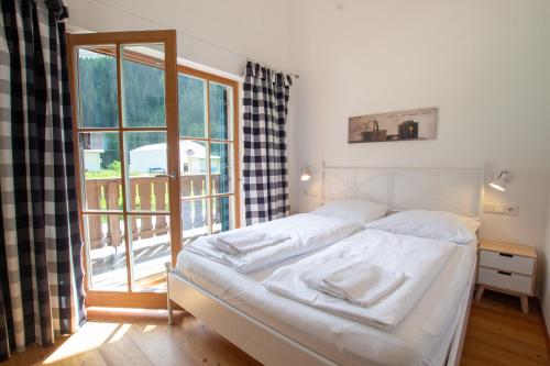 恩吉尔波登Tauerndorf Enzingerboden Ski in&out - Steinbock Lodges的一间卧室设有一张床和一个大窗户
