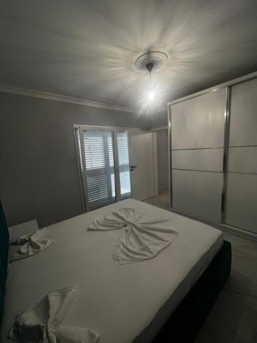 地拉那090 Center Apartment的卧室配有白色床和天花板