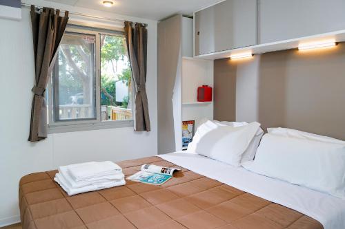 卢森堡hu Birkelt Village的一间卧室设有一张大床和窗户