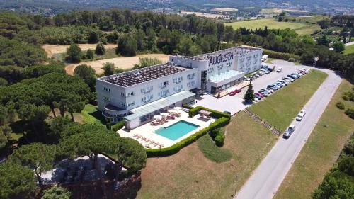 格拉诺列尔斯奥古斯塔巴塞罗那瓦莱斯酒店的享有带游泳池的建筑的空中景致