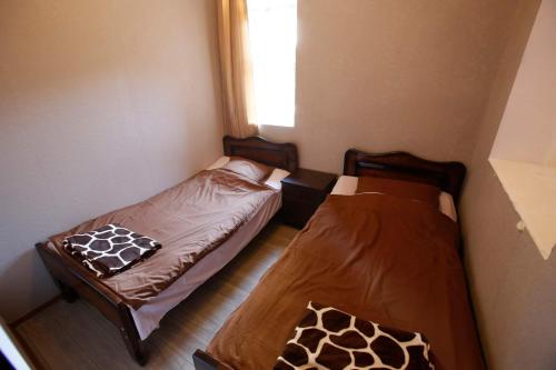乌树故里Mshvidoba的小型客房设有两张单人床和窗户。