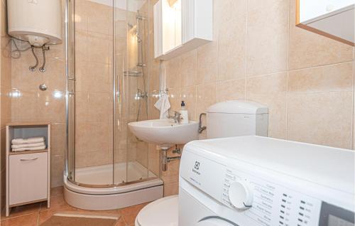 比利切Cozy Home In Bilice With Kitchen的带淋浴、卫生间和盥洗盆的浴室