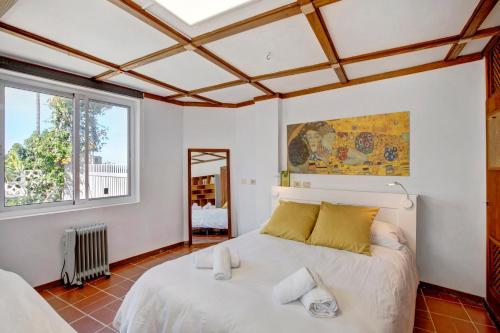 拉克鲁斯Casa Los Cipreses的卧室配有一张带黄色枕头的大型白色床。