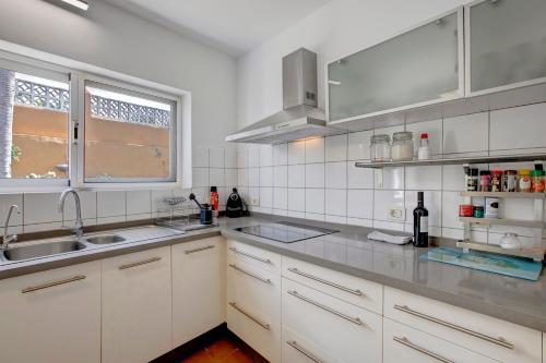 拉克鲁斯Casa Los Cipreses的厨房配有白色橱柜、水槽和窗户。