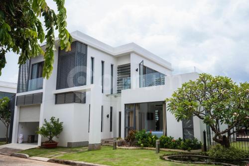 盛日社Cozrum Luxury - Aria Resort Vũng Tàu的白色的百叶窗房子
