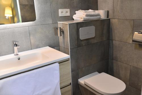 OhainEntre Champs的浴室配有白色水槽和卫生间。