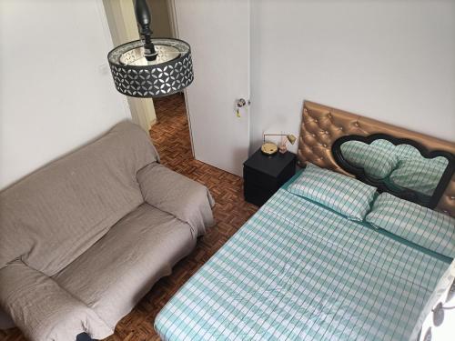 马德里La Doñita2的一张沙发和一张位于客房内的床