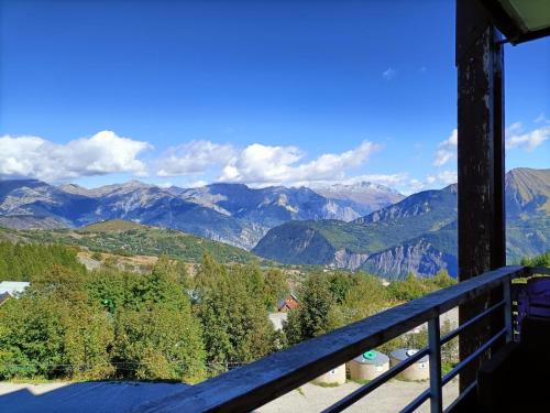 维拉伦贝特Appartement 2 Chbres Calme Vue vallée 500m des pistes的以及山景阳台。