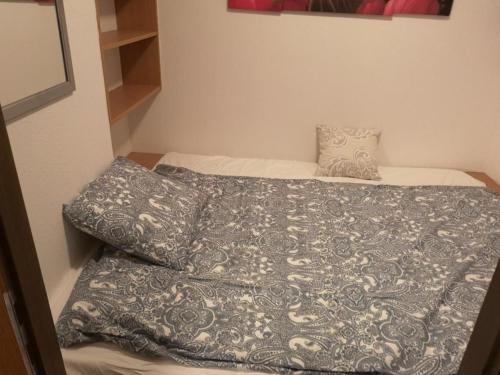 ZirkitzSimonhöhe Appartment with Swimmingpool的一张床上,床上有毯子和枕头