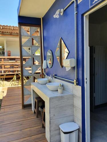 戈亚斯州上帕莱索João de Barro camping e suítes的浴室设有两个水槽和蓝色的墙壁。