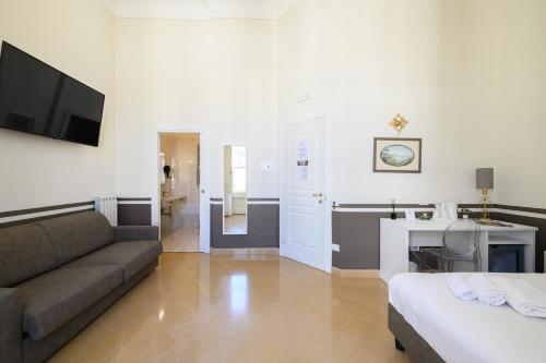 那不勒斯Residenza Molinari Suite的带沙发和电视的客厅