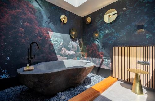 厄尔·波普瑙·德尔·戴尔Lo hotel del poblet的客房内的浴室设有大浴缸