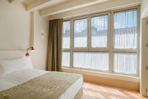 帕拉弗鲁赫尔Can Mascort Eco Hotel的一间卧室设有一张床和一个大窗户