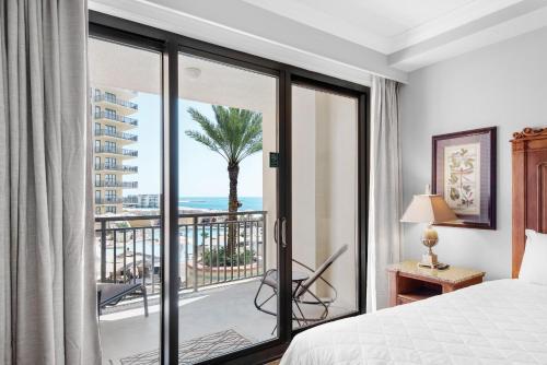 德斯坦Emerald Grande W222- Rexford's BEACH Retreat的一间卧室配有一张床,享有海景