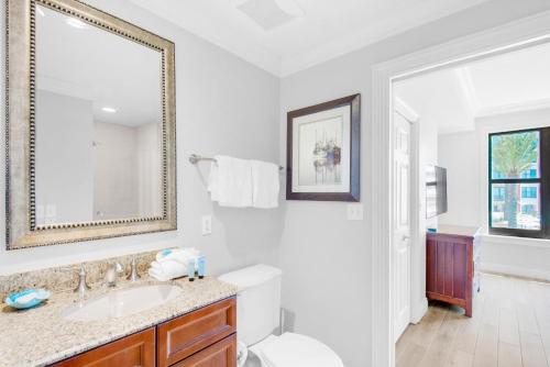 德斯坦Emerald Grande W222- Rexford's BEACH Retreat的白色的浴室设有水槽和镜子