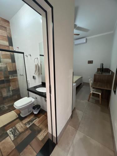 巴雷图斯Hotel Ibirapuera的一间带卫生间和水槽的浴室