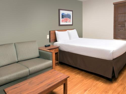 Extended Stay America Select Suites - Phoenix - North的酒店客房,配有床和沙发