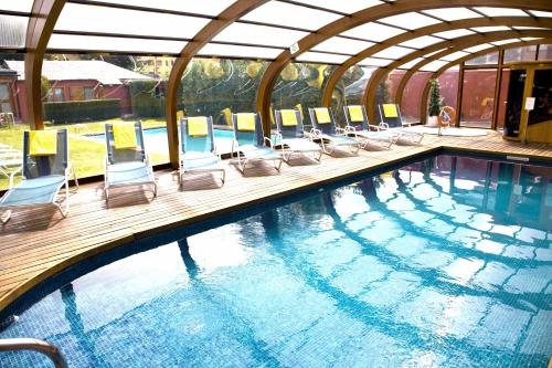 普奇塞达湖泊酒店的一个带椅子的游泳池和一个游泳池