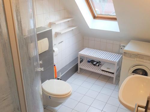 诺德代希Haus Tjalk Ferienhaus Tjalk links的一间带卫生间和水槽的小浴室