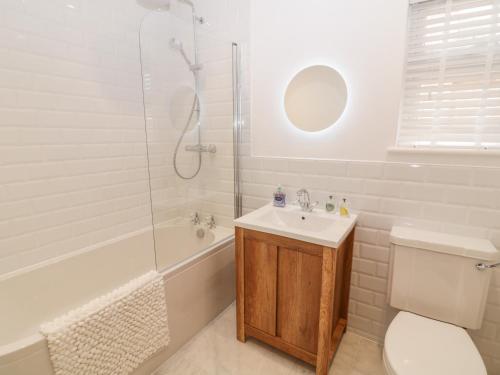梅尔顿莫布雷Chelsea House的浴室配有卫生间、盥洗盆和淋浴。