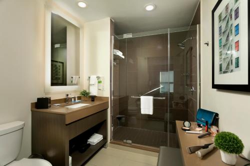 圣胡安圣胡安悦府酒店的带淋浴、盥洗盆和卫生间的浴室