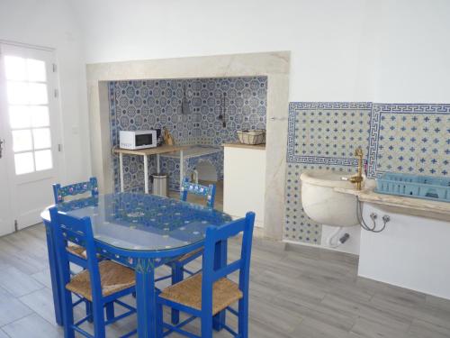 埃武拉Páteo dos Oliveira - Casa dos Senhores的厨房配有蓝色的桌椅和卫生间。
