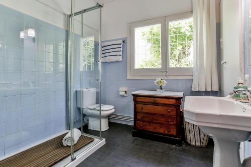 锡切斯锡切斯度假屋的一间带水槽、卫生间和淋浴的浴室