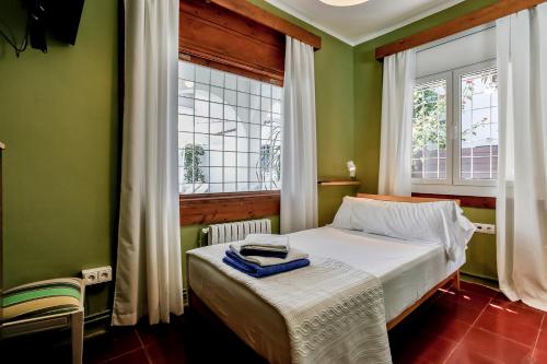 锡切斯锡切斯度假屋的一间小卧室,配有床和窗户