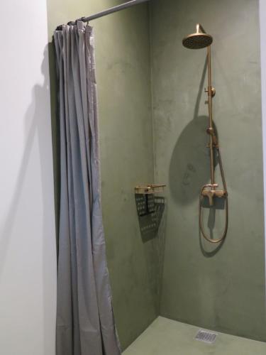 KettingeFerieidyl的浴室内配有淋浴帘。