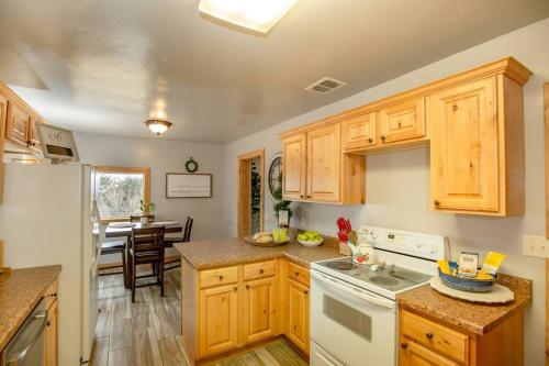 阿夫顿Afton Farmhouse with Mountain Views的厨房配有木制橱柜和白色冰箱。