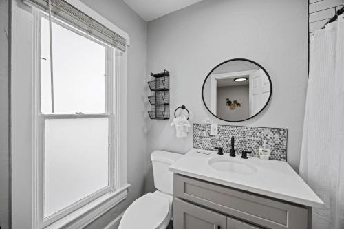 柯林斯堡Charming Old Town Bungalow - Hot Tub & Free Bikes的白色的浴室设有水槽和镜子
