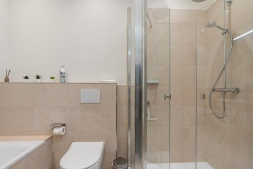 不莱梅HOMEY Apartments - Riverside - mit Weserblick und Parkplatz的浴室配有淋浴间和卫生间。