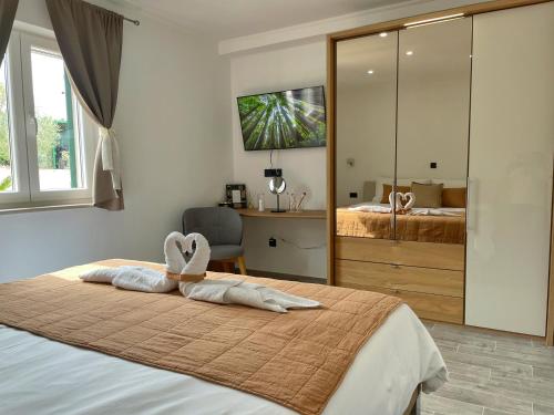 苏佩塔尔Villa LONGO的一间卧室配有一张床,上面有两条毛巾