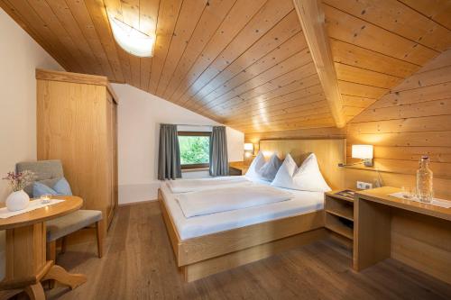 蓬高地区埃本Apartments Untersüßgut Eben的一间卧室设有一张带木制天花板的大床