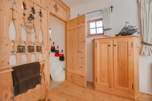 莱赫阿尔贝格Appartement Graf的一间带木门和卫生间的浴室
