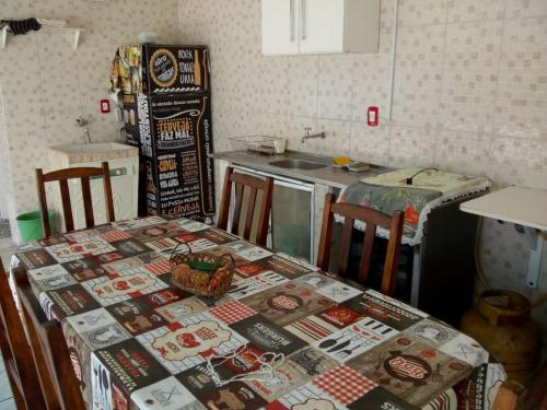 伊利亚孔普里达Ilha Comprida-Casa Madeira-Conforto Familiar的厨房配有桌子和桌布