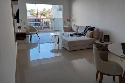 亚松森Hermoso conjunto residencial con piscina的客厅配有沙发、椅子和桌子
