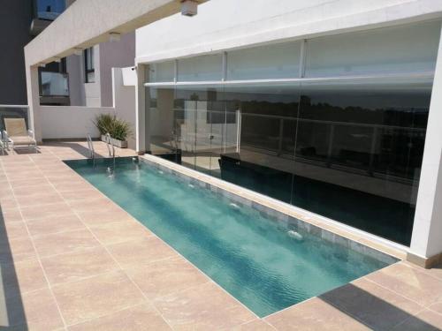 亚松森Hermoso conjunto residencial con piscina的房屋前的游泳池