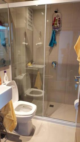 亚松森Hermoso conjunto residencial con piscina的带淋浴和卫生间的浴室