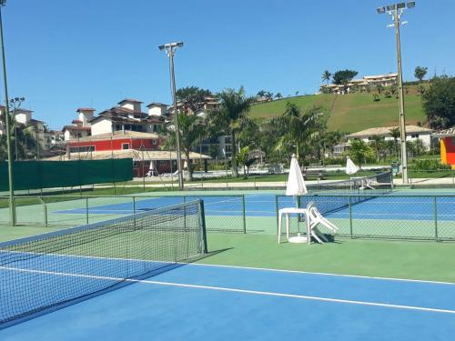 卡拉瓜塔图巴Apartamento a 50m da areia - Praia da Tabatinga的网球场和2个网球场
