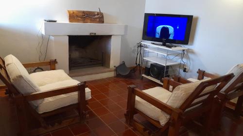 波特雷里约斯Bella Vista的一间带电视和壁炉的客厅
