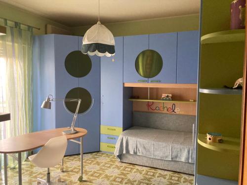巴勒莫Casa Vincenza的一间卧室配有一张床、一张桌子和一张桌子