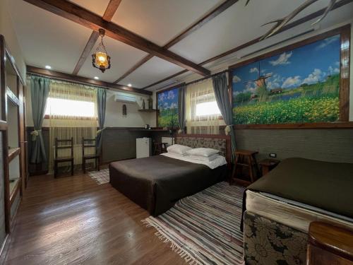 博罗沃耶Hotel Gloria Standard的一间卧室设有两张床,墙上挂着一幅大画